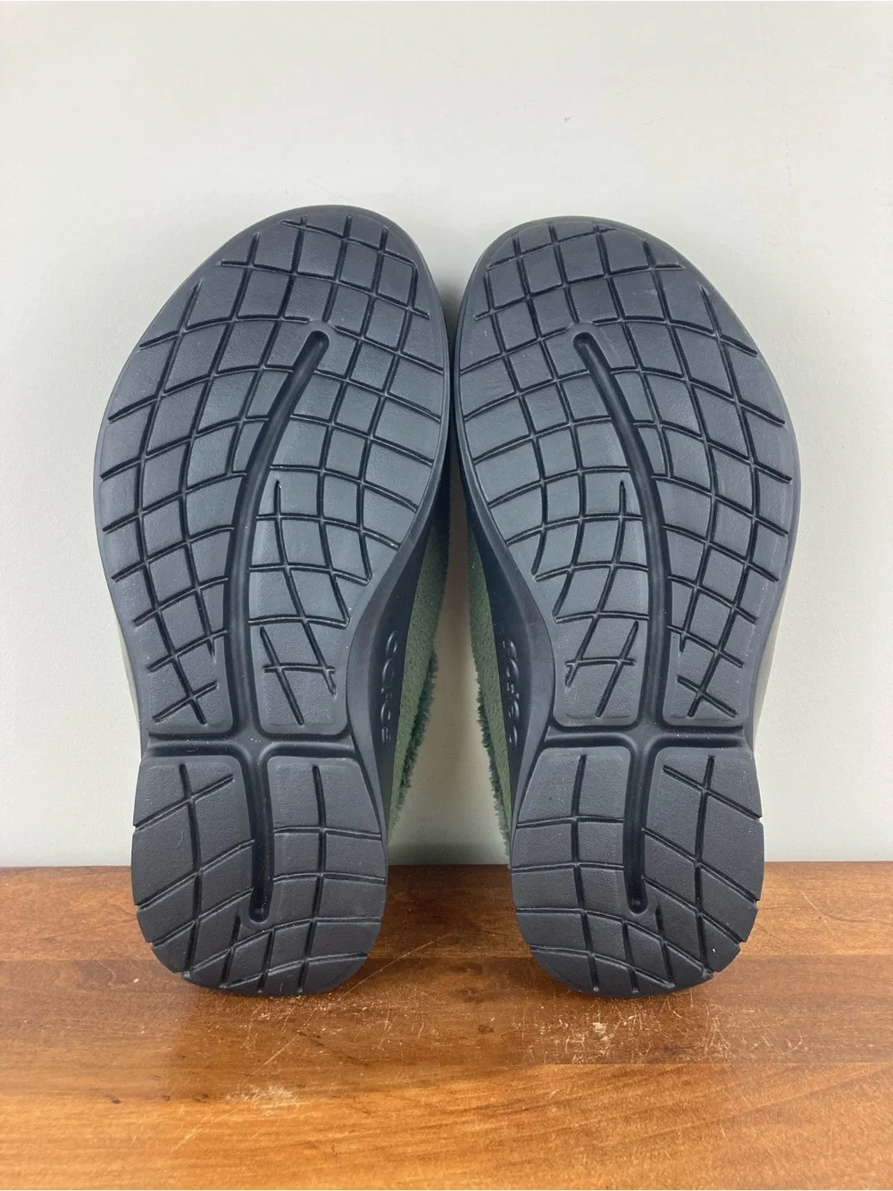 Oofos OOcozy Recovery Mules Green Fleece Faux Fur Clogs 03012025-29 Men’s 12.